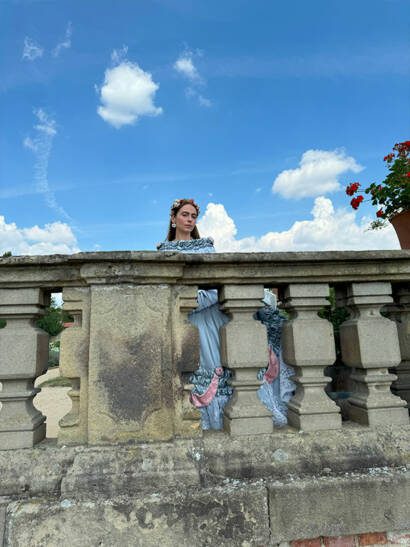 The Unibrow Girl galeria